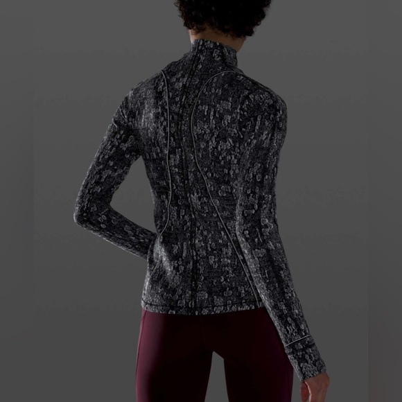 Lululemon Run Briskly 1/2 Zip size 8 - Picture 2 of 10